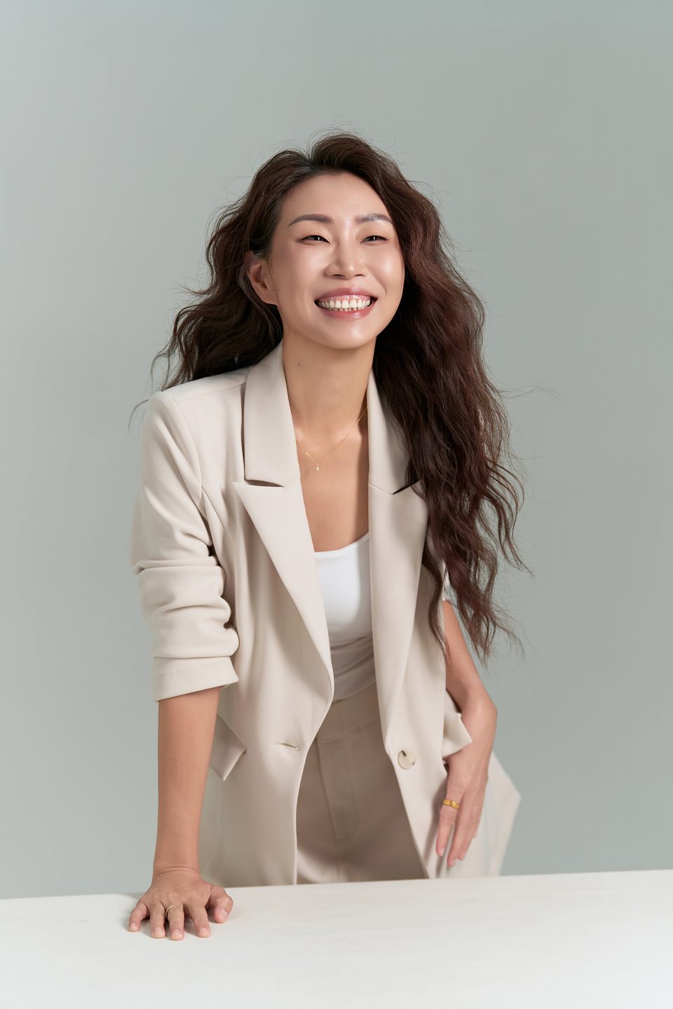 鄭婉婷 WanTing 身穿米色西裝外套微笑