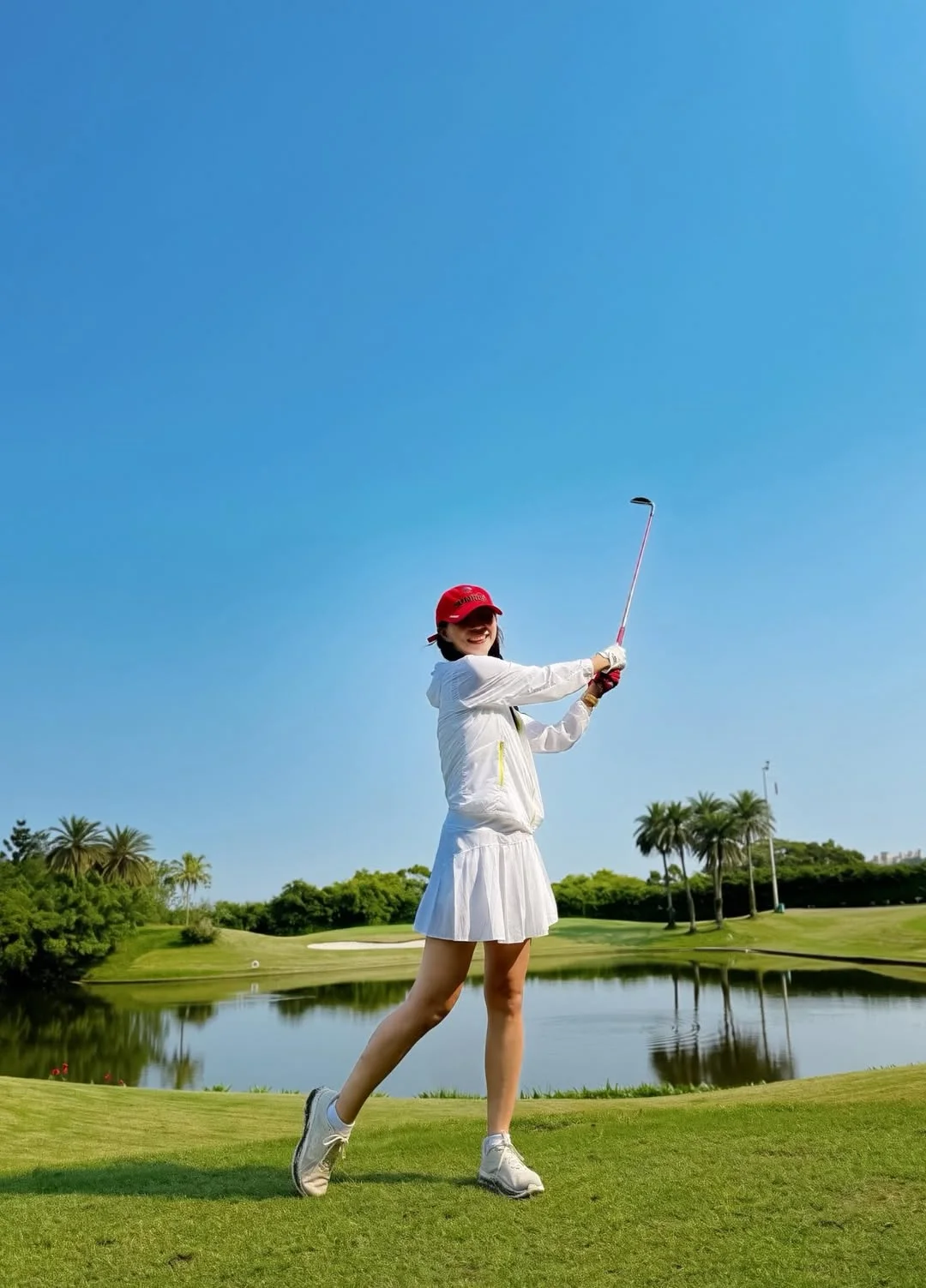 鄭婉婷在戶外揮高爾夫球桿
