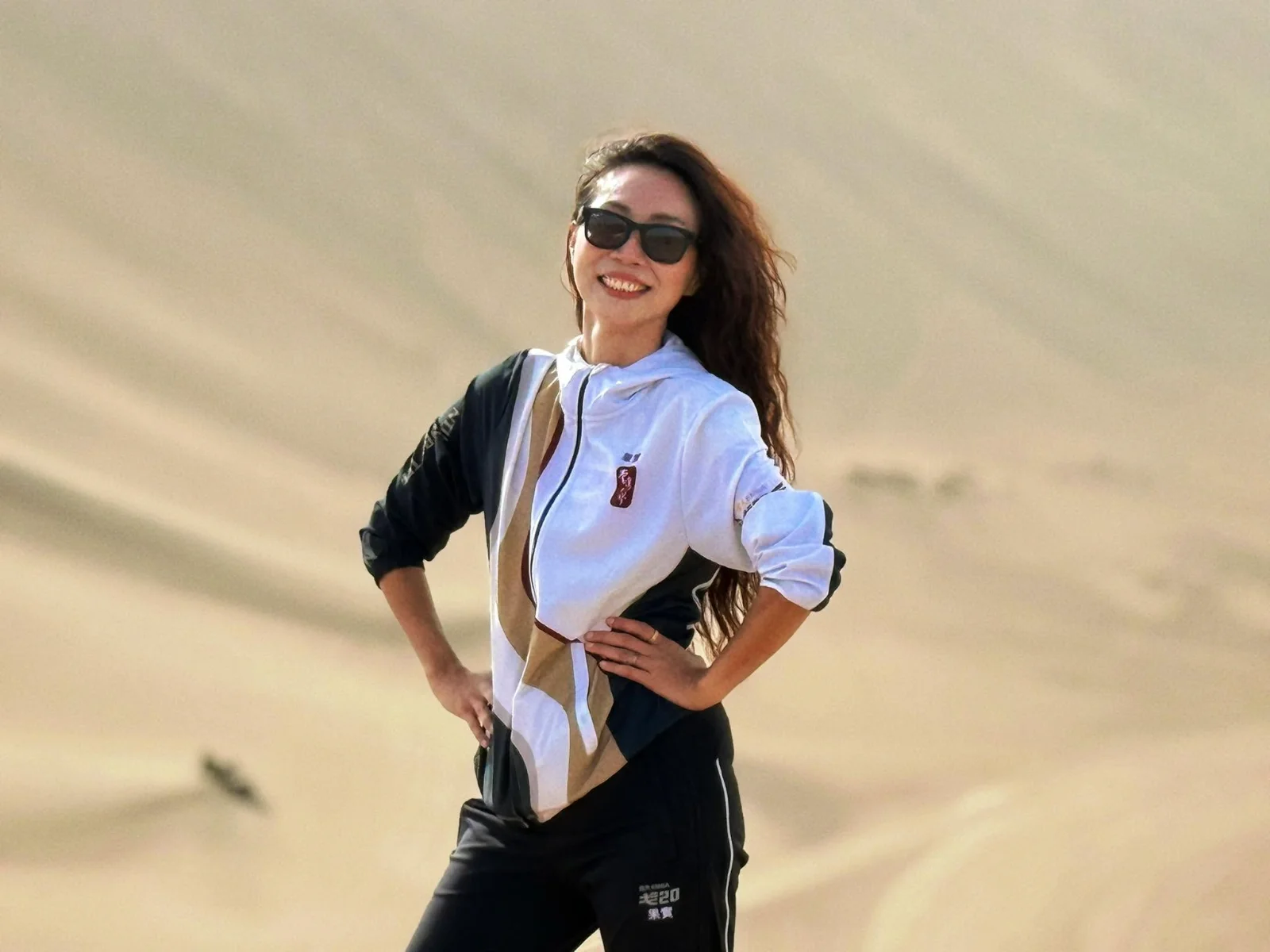 鄭婉婷站在沙丘上的照片