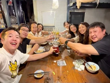 鄭婉婷與朋友聚餐舉杯合照(Facebook Reel 影片畫面)