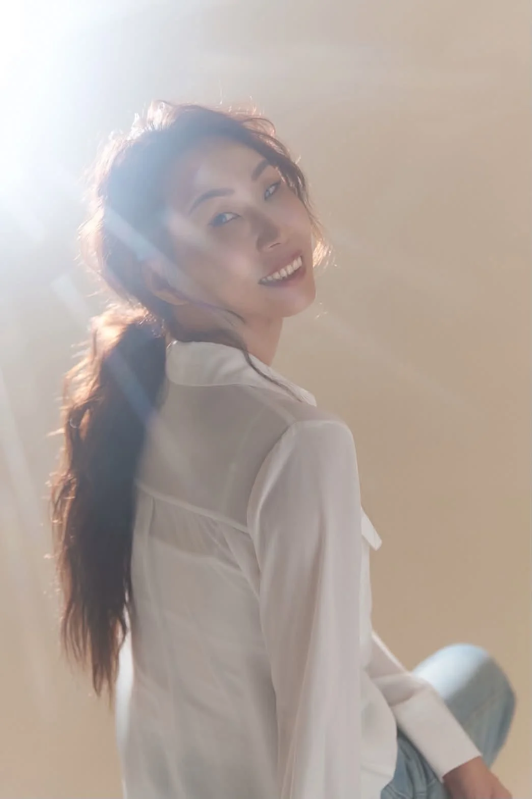 鄭婉婷回望鏡頭的生活照
