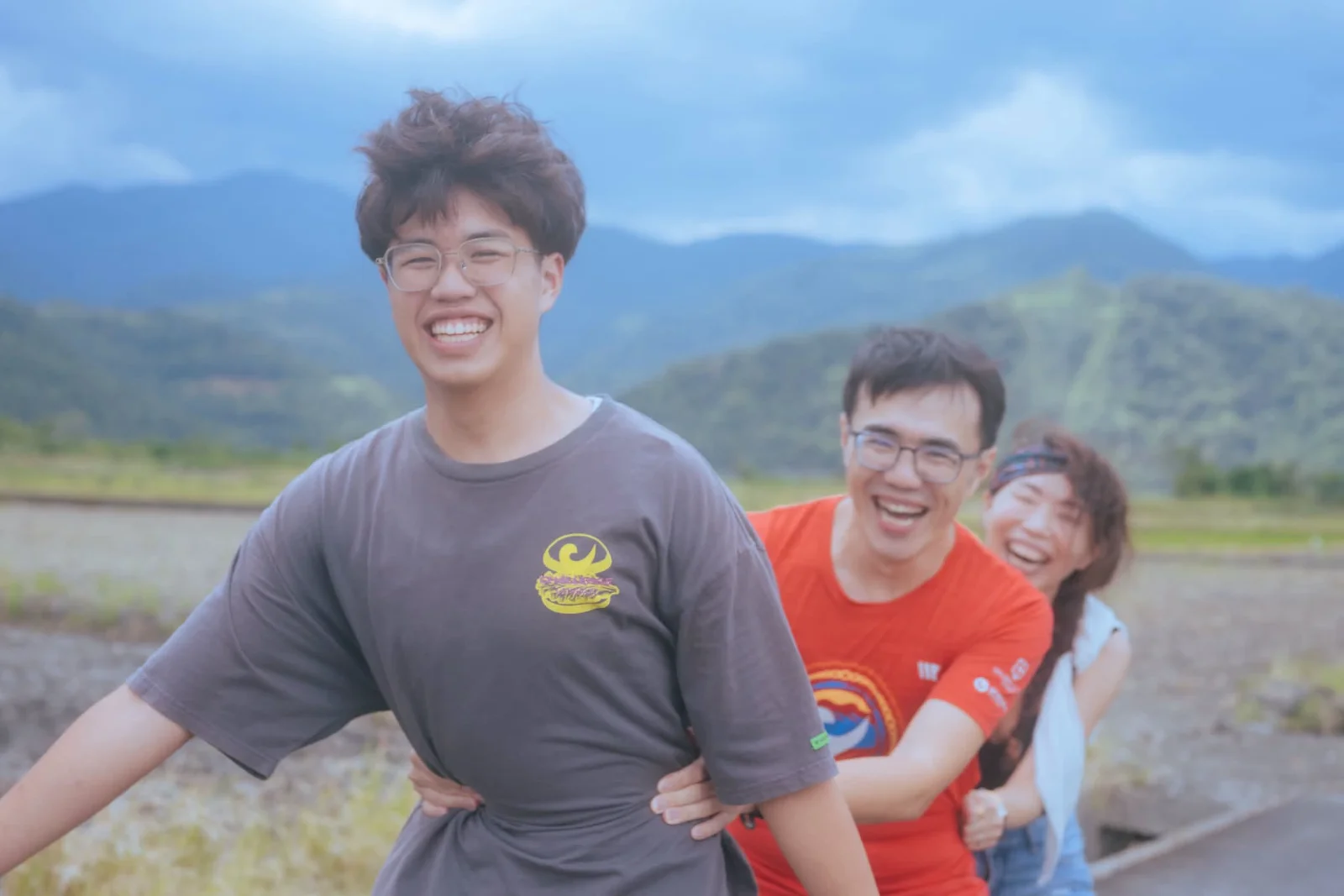 一家人在山景前微笑合影