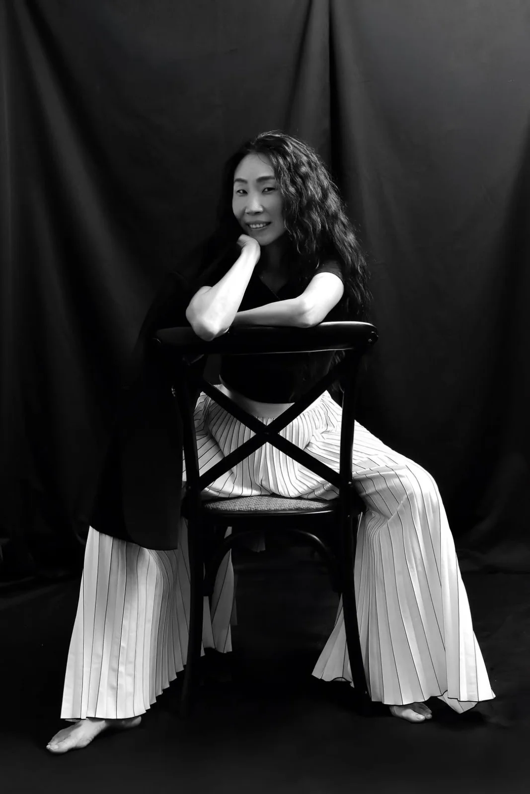 鄭婉婷坐在椅子上的黑白形象照