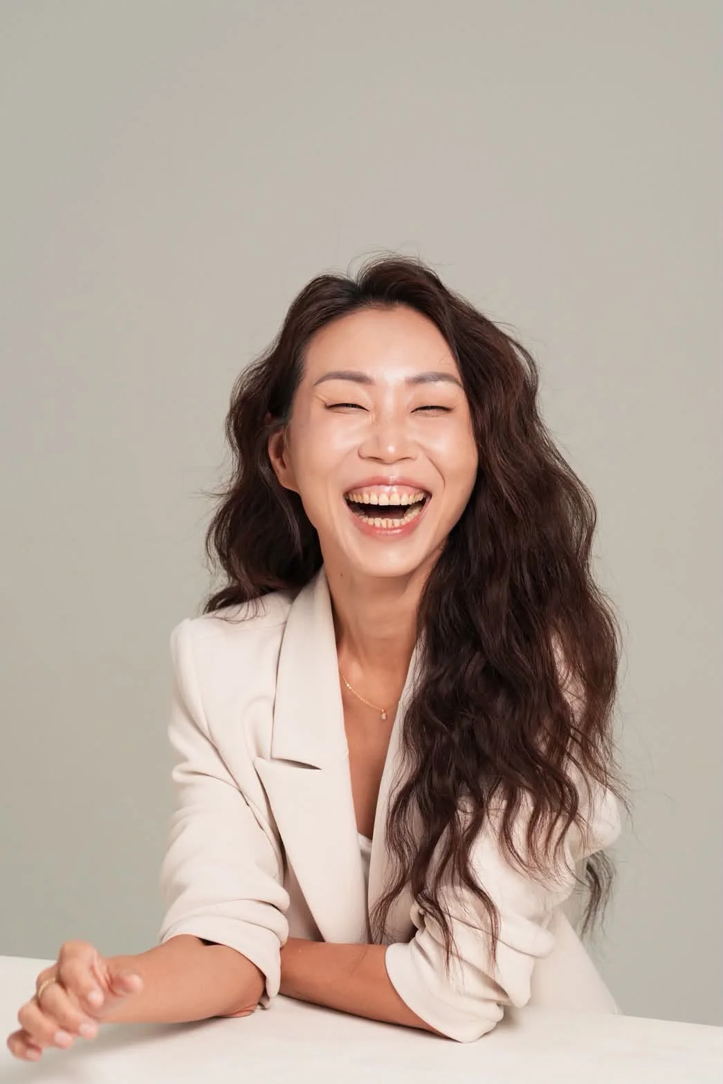 鄭婉婷笑著看向鏡頭的形象照